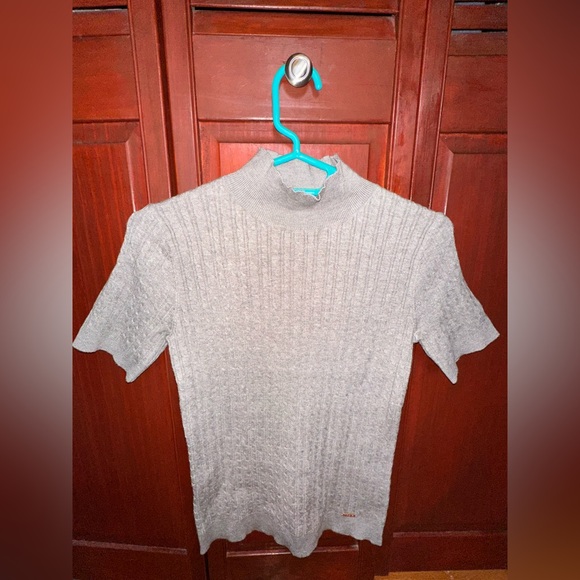 T TAHARI. NWT. a viscose blend, size S/P grey, short sleeve mock turtleneck. - Picture 3 of 11